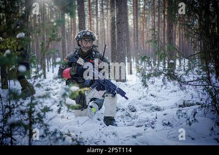 Paprade, Litauen. 07. März 2023. Bundeswehrsoldaten nehmen an der Griffin-Blitzübung auf dem Ausbildungsgelände Paprade Teil, an der das deutsche Kämpfer-Bataillon 413 verstärkte Wachsamkeit-Aktivitäten-Brigade während eines Besuchs des deutschen Verteidigungsministers teilnimmt. Kredit: Kay Nietfeld/dpa/Alamy Live News Stockfoto