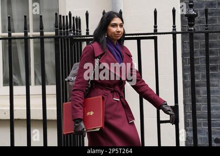 Innenministerin Suella Braverman kommt in Downing Street, London, zu einer Kabinettssitzung. Foto: Dienstag, 7. März 2023. Stockfoto
