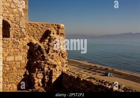 Ich bin Escala. Sant Martí d'Empúries. Der Strand Sant Martí d'Empúries, von der Kirche Sant Martí d'Empúries aus gesehen. Im Hintergrund des Golfs der Rosen. Costa B Stockfoto