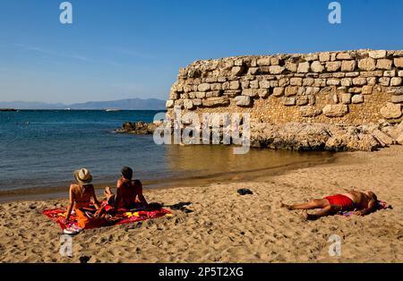 L´Escala. Moll Grec Strand. Im Hintergrund der Ruinen einer alten griechischen Hafen. Costa Brava. Provinz Girona. Katalonien. Spanien Stockfoto