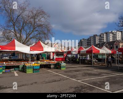 März 2023; Northampton Market an seinem temporären Standort am St. Peters Way, während der Market Square renoviert wird, Northampton UK Stockfoto