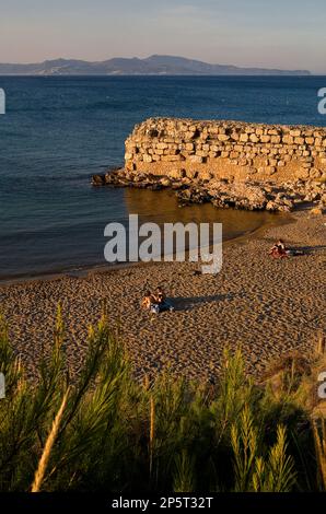 L´Escala. Moll Grec Strand. Im Hintergrund der Ruinen einer alten griechischen Hafen. Costa Brava. Provinz Girona. Katalonien. Spanien Stockfoto