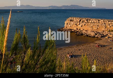 L´Escala. Moll Grec Strand. Im Hintergrund der Ruinen einer alten griechischen Hafen. Costa Brava. Provinz Girona. Katalonien. Spanien Stockfoto