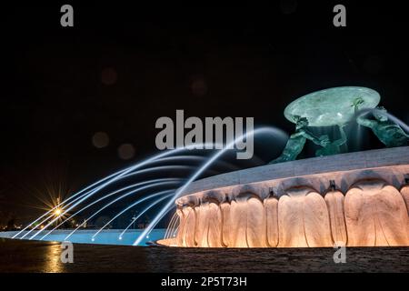 Lange Belichtungsbewegungen verschwommenen Wasserbrunnen in der Nacht, am zentralen Platz der Hauptstadt Malta, Valletta Stockfoto