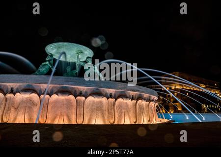 Lange Belichtungsbewegungen verschwommenen Wasserbrunnen in der Nacht, am zentralen Platz der Hauptstadt Malta, Valletta Stockfoto