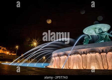 Lange Belichtungsbewegungen verschwommenen Wasserbrunnen in der Nacht, am zentralen Platz der Hauptstadt Malta, Valletta Stockfoto