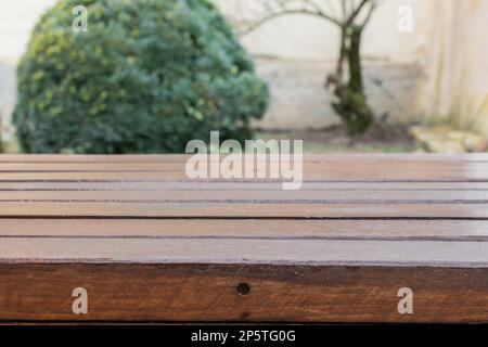 Tischplatte aus Holz mit unscharfem natürlichen Hintergrund Stockfoto
