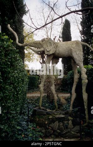 Púbol. Museum - Schloss Gala-Dalí. Garten. Elefantenskulptur mit Insektenbeinen. Costa Brava. Provinz Girona. Katalonien. Spanien Stockfoto