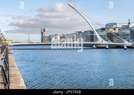 Samuel Beckett Bridge über den Fluss Liffey in Dublin, Irland (stromabwärts vom Nordufer) Stockfoto