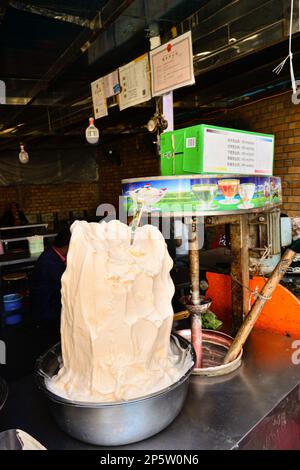 Köstliches und beliebtes Eis auf einem traditionellen Markt in Urumqi, Xinjiang, China Stockfoto