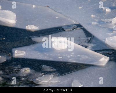 Der gefrorene See mit seinen Eisstücken Stockfoto