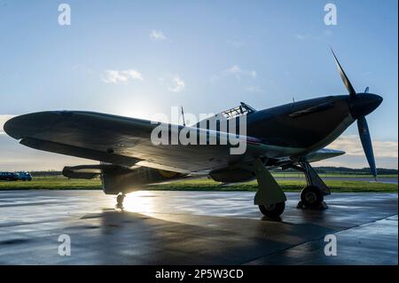 IWM Duxford, Hawker Hurricane Exhibition, Duxford, Vereinigtes Königreich, 20, Dezember 2020 Oldtimer-Hawker Hurricane-Kampfflugzeuge aus dem 2. Weltkrieg werden für eine neue Ausstellung auf der IWM Duxford in Cambridgeshire positioniert, die am 27. Dezember eröffnet wird. Foto: Jason Bye t: +44 7966 173 930 e: mail@jasonbye.com w: http://www.jasonbye.com Stockfoto