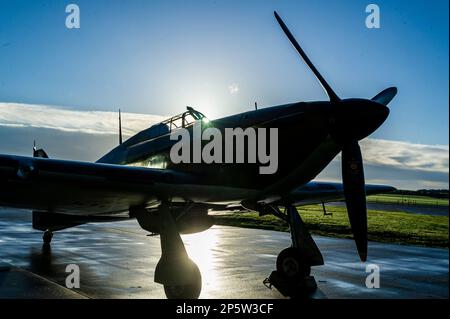 IWM Duxford, Hawker Hurricane Exhibition, Duxford, Vereinigtes Königreich, 20, Dezember 2020 Oldtimer-Hawker Hurricane-Kampfflugzeuge aus dem 2. Weltkrieg werden für eine neue Ausstellung auf der IWM Duxford in Cambridgeshire positioniert, die am 27. Dezember eröffnet wird. Foto: Jason Bye t: +44 7966 173 930 e: mail@jasonbye.com w: http://www.jasonbye.com Stockfoto