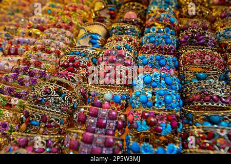 Traditioneller und farbenfroher Schmuck für Frauen aus Uiguren auf dem Großen Basar in Urumqi, Xinjiang, China Stockfoto