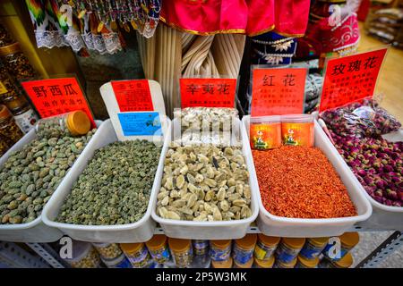 Eine Vielzahl traditioneller chinesischer und pflanzlicher Arzneimittel, die lokal in Xinjiang, China, auf dem Großen Basar in Urumqi, Xinjiang, China, hergestellt werden Stockfoto