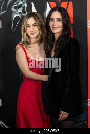 6. März 2023, New York, New York, USA: Coco Arquette und Courteney Cox nehmen an der Weltpremiere von „Scream VI“ im AMC Lincoln Square Theater Teil (Kreditbild: © Lev Radin/Pacific Press via ZUMA Press Wire), NUR REDAKTIONELLE VERWENDUNG! Nicht für den kommerziellen GEBRAUCH! Stockfoto