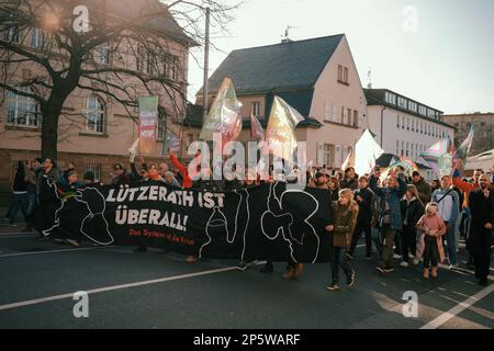 Darmstadt, Deutschland - 03.03.2023 - Freitags für den Future Global Climate Strike marschieren Demonstranten mit einem großen Banner durch die Straße Stockfoto
