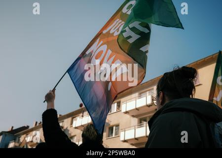 Darmstadt, Deutschland - 03.03.2023 - Freitags für Future Global Climate Strike, Eine Regenbogenflagge während des Protests Stockfoto