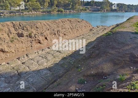 Die alte Diolkos-Strecke am Kanal von Korinth, Griechenland, die im antiken Griechenland für die Beförderung von Schiffen genutzt wurde, wird im Januar 2022 restauriert Stockfoto