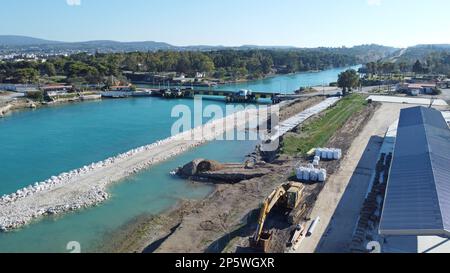 Die westliche U-Bahnbrücke auf dem Kanal von Korinth, Griechenland, neben der alten Diolkos-Strecke, die gerade restauriert wird Stockfoto