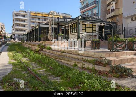 Der stillgelegte ehemalige Bahnhof in Loutraki Griechenland, jetzt ein Café und wird durch eine neue Standardspurlinie ersetzt, Januar 2023 Stockfoto