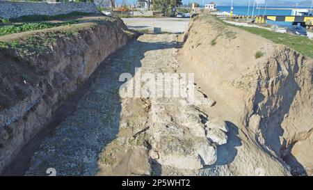 Die alte Diolkos-Strecke am Kanal von Korinth, Griechenland, die im antiken Griechenland für die Beförderung von Schiffen genutzt wurde, wird im Januar 2022 restauriert Stockfoto