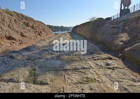 Die alte Diolkos-Strecke am Kanal von Korinth, Griechenland, die im antiken Griechenland für die Beförderung von Schiffen genutzt wurde, wird im Januar 2022 restauriert Stockfoto