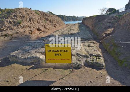 Die alte Diolkos-Strecke am Kanal von Korinth, Griechenland, die im antiken Griechenland für die Beförderung von Schiffen genutzt wurde, wird im Januar 2022 restauriert Stockfoto