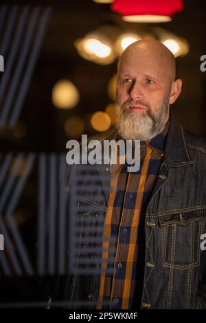 Porträt eines Mannes mittleren Alters mit kahlem Kopf und Bart. Hipster. Stockfoto