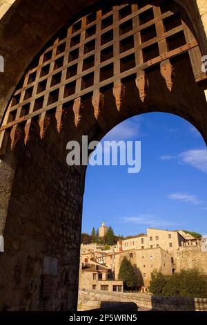 Besalú aus mittelalterlichen Brücke, La Garrotxa, Girona, Spanien Stockfoto