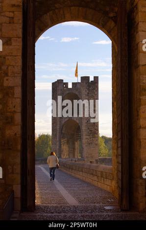 Mittelalterliche Brücke - 11. Jahrhundert, Besalú, La Garrotxa, Girona, Spanien Stockfoto