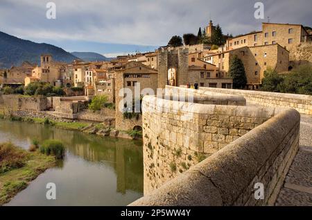 Mittelalterliche Brücke - 11. Jahrhundert, Besalú, La Garrotxa, Girona, Spanien Stockfoto