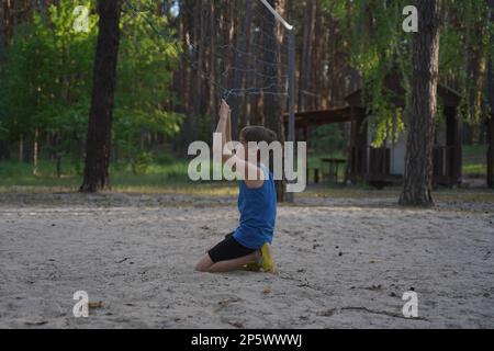 Süßer Junge, der Spaß auf dem Spielplatz hat. Sommer aktiv Sport Freizeit für Kinder. Aktivitäten im Freien für Familien mit Kindern. Ausrüstung für Stockfoto