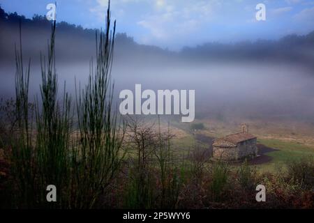 Kapelle im Krater des Santa Margarida Volcano, Naturpark der Garrotxa, Provinz Girona. Katalonien. Spanien Stockfoto