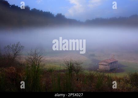 Kapelle im Krater des Santa Margarida Volcano, Naturpark der Garrotxa, Provinz Girona. Katalonien. Spanien Stockfoto