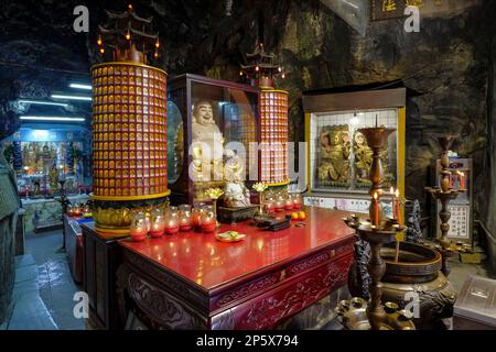 Keelung, Taiwan - 16. Februar 2023: Xiandongyan Zuisheng Tempel im Inneren der Feenhöhle in Keelung, Taiwan. Stockfoto