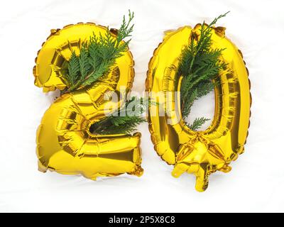 20 goldene Folienballon-Nummer-Party-Flatting auf weißem Tuch Stockfoto