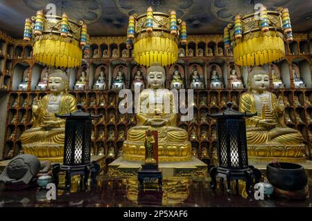 Keelung, Taiwan - 16. Februar 2023: Xiandongyan Zuisheng Tempel im Inneren der Feenhöhle in Keelung, Taiwan. Stockfoto