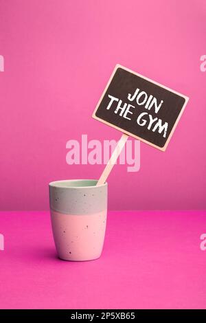 Inspiration mit dem Schild „Join the Gym“. Motivation für den Geschäftsansatz, mit dem Training zu beginnen, Fitness zu trainieren Stockfoto