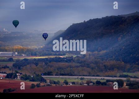 Ballons über Garrotxa, Provinz Girona. Katalonien. Spanien Stockfoto