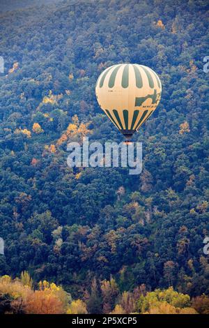 Ballon über Naturpark Garrotxa, Provinz Girona. Katalonien. Spanien Stockfoto