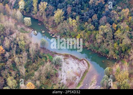 Im Ballon über Fluvià Fluss, Naturpark der Garrotxa, Provinz Girona. Katalonien. Spanien Stockfoto