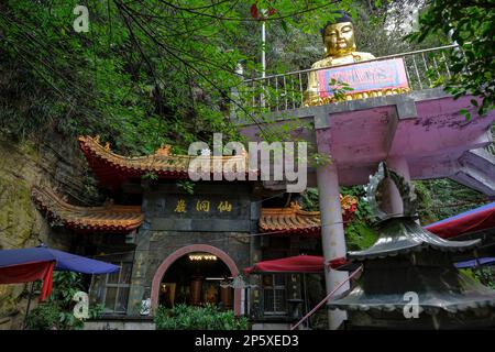 Keelung, Taiwan - 16. Februar 2023: Xiandongyan Zuisheng Tempel im Inneren der Feenhöhle in Keelung, Taiwan. Stockfoto