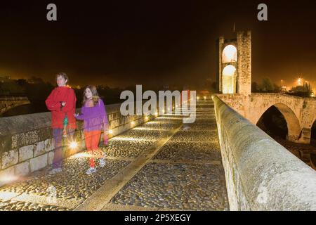 Mittelalterliche Brücke - 11. Jahrhundert, Besalú, La Garrotxa, Girona, Spanien Stockfoto