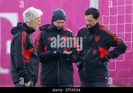 München, Deutschland. 07. März 2023. Fußball: Champions League, Bayern München - Paris Saint-Germain, K.O.-Runde, 16. Runde, zweite Etappe. Abschlussschulung FC Bayern auf dem Trainingsgelände Säbener Straße. Co-Coach Xaver Zembrod (l-r), Coach Julian Nagelsmann und Co-Trainer Dino Toppmöller stehen während des Trainings zusammen. Kredit: Sven Hoppe/dpa/Alamy Live News Stockfoto