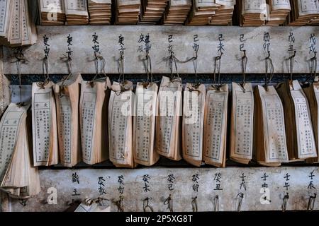 Keelung, Taiwan - 16. Februar 2023: Details eines alten taoistischen Tempels in Keelung, Taiwan. Stockfoto