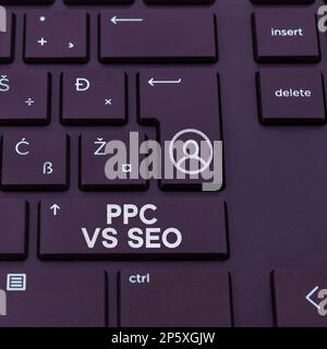 Handschriftlicher Text PPC vs. Seo. Word für Pay per Click im Vergleich zu Suchmaschinenoptimierungsstrategien Stockfoto