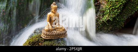 Buddha-Skulptur in fließender Wasserkaskade Stockfoto
