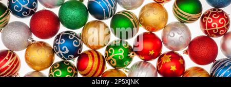 Panoramablick auf viele weihnachtskugeln Stockfoto