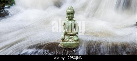 Buddha-Skulptur in fließender Wasserkaskade Stockfoto